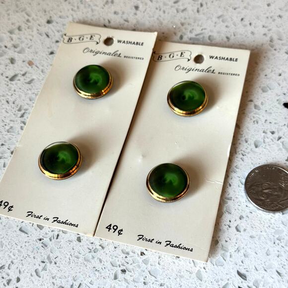 4 NEW Vintage 1950s Green & Gold BGE Buttons on Card Shank Round Marbled - Picture 2 of 9